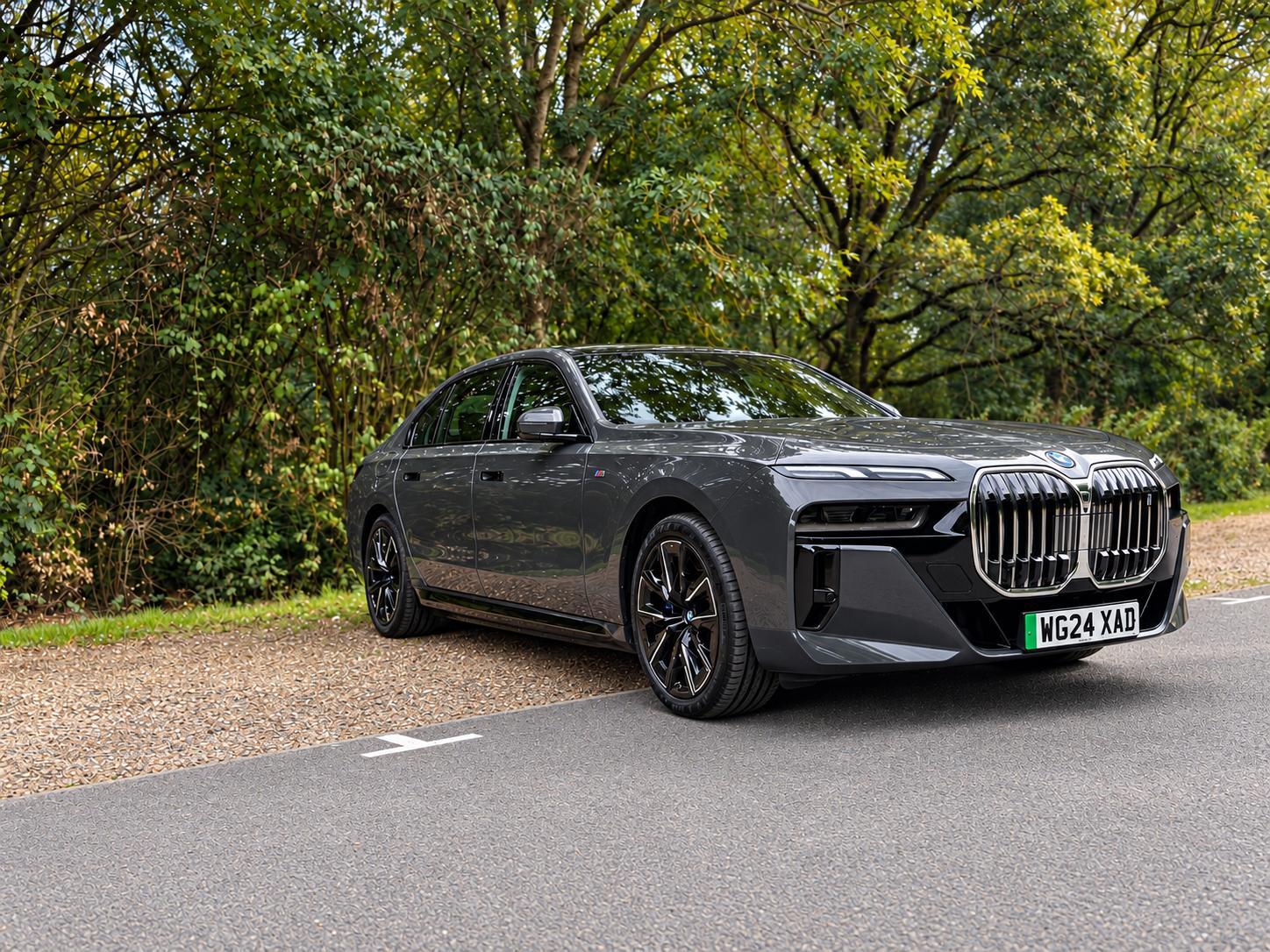 Moss Executive BMW i7 WG24 XAD